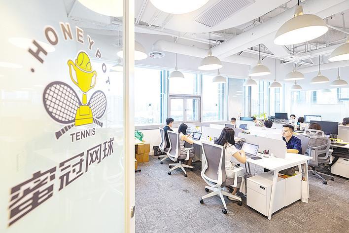 9月18日，位于武汉市江岸区武汉企业天地1号大厦的WeWork共享办公空间内座无虚席。 （湖北日报全媒记者 何宇欣 摄）