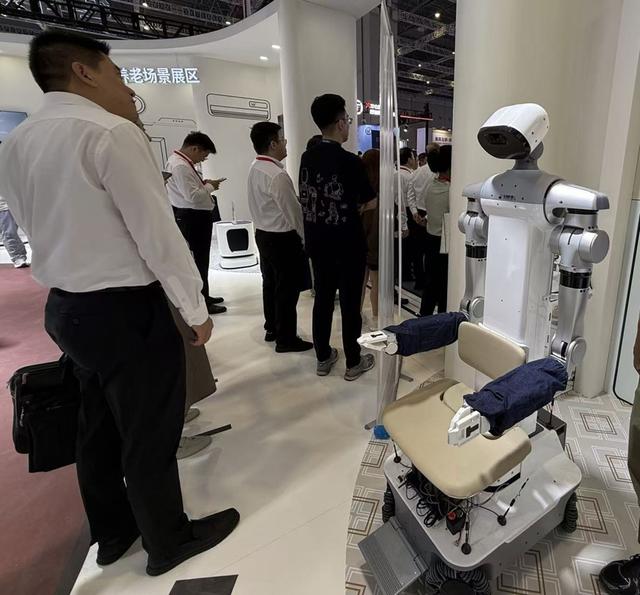 护理床手柄怎么收老人爬楼不费劲、卧床能自动翻身！工博会这些“智能护工” 太懂养老需求了_https://www.jmylbn.com_新闻资讯_第4张
