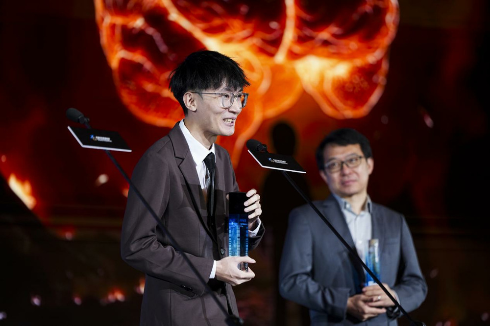 企鹅科普视频大赛获奖人柯家浚与指导科学家缪峰