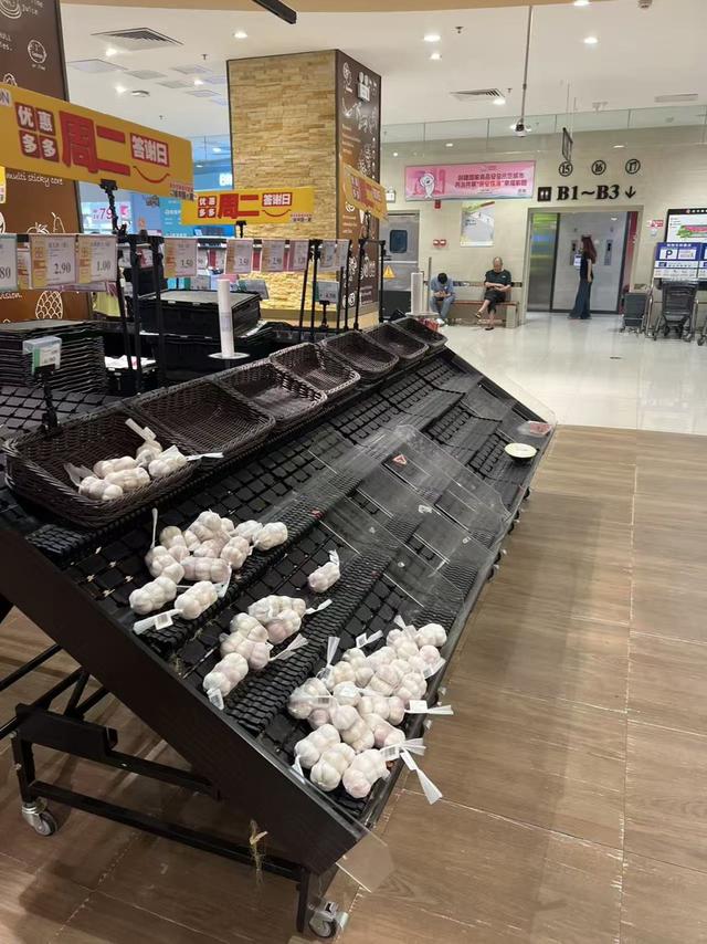 9月22日下班后，張青（化名）去超市采購(gòu)，發(fā)現(xiàn)貨架上物品已所剩無(wú)幾。本文圖片均為 受訪者 供圖