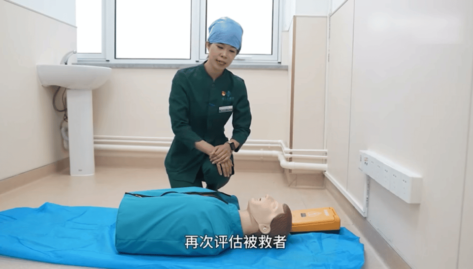 为什么叫除颤仪申城“泳”士 健康趣游｜这份“安全手册”在手，自救不慌、急救会救！_https://www.jmylbn.com_新闻资讯_第16张