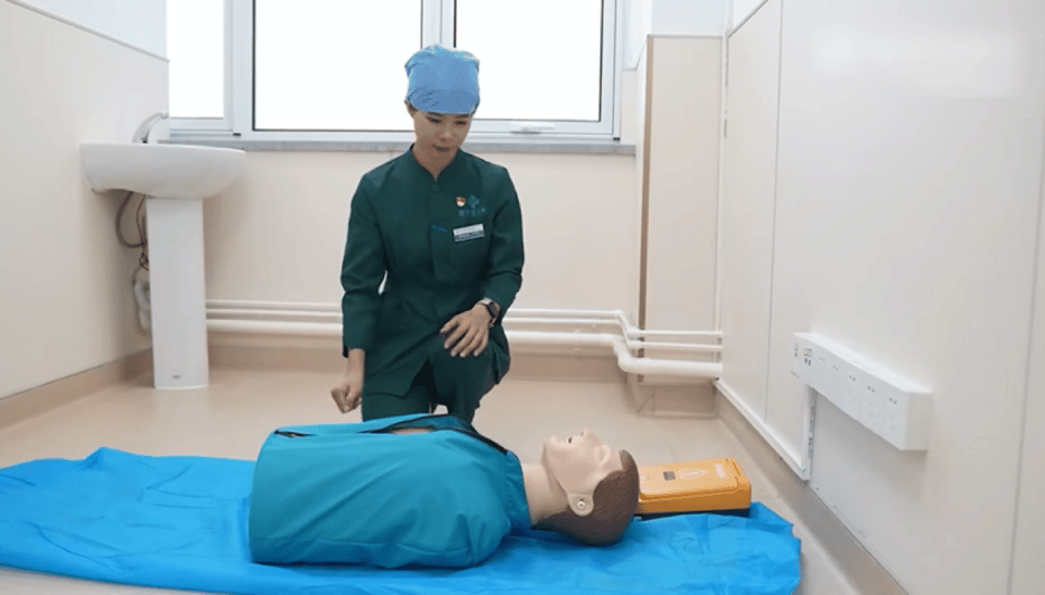 为什么叫除颤仪申城“泳”士 健康趣游｜这份“安全手册”在手，自救不慌、急救会救！_https://www.jmylbn.com_新闻资讯_第11张