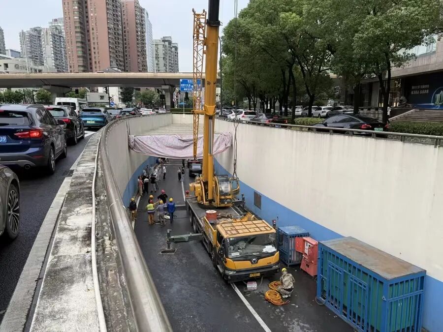 事發(fā)后水泥橫梁被彩條布包裹。新民晚報記者 陳浩 攝