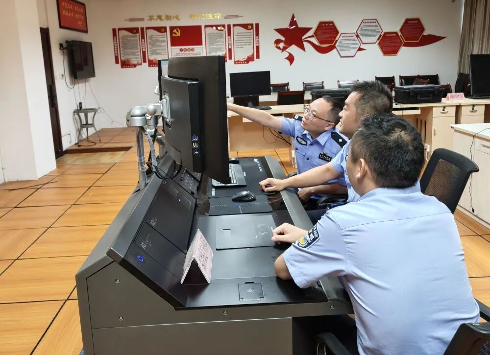 图为重庆市网安干警正在研判案情。（重庆市公安局供图）
