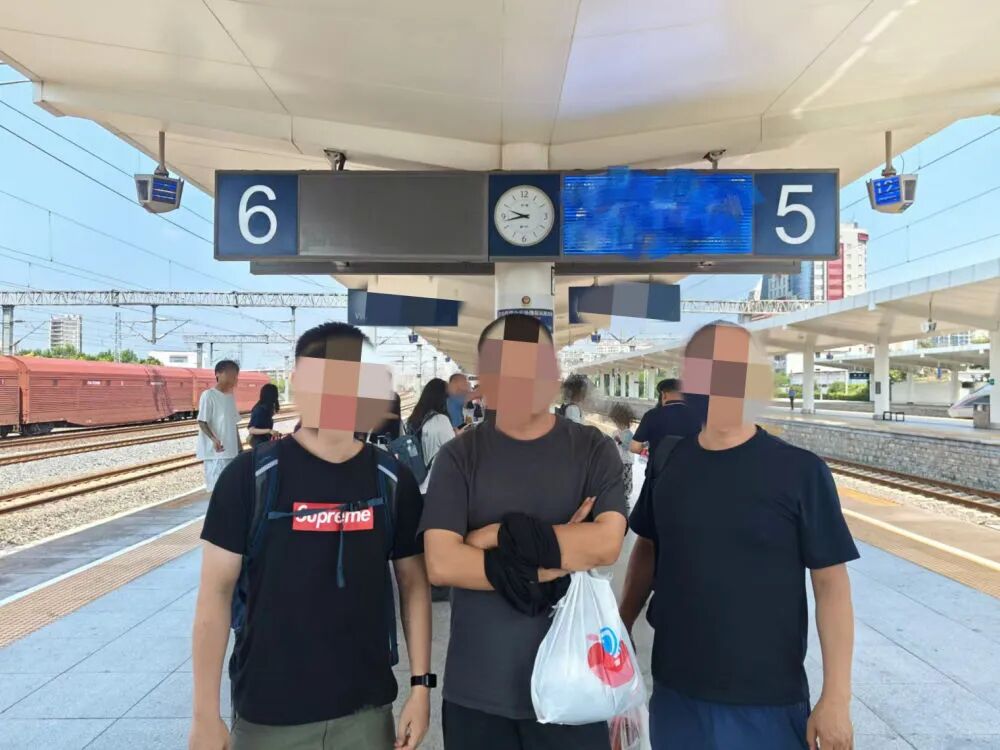 图为被抓获的阿成（中）。（武汉市公安局供图）