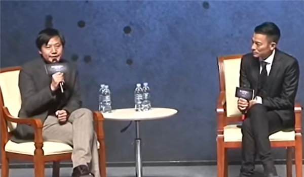 如今时隔12年，虽未线下同框，却以“隔空撞档”的方式再度产生关联，连宣传海报都像在“隔空对话”。