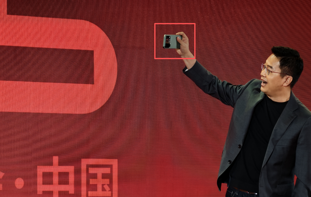 卢伟冰现场使用小米 17ro 的「妙享背屏」拍照。