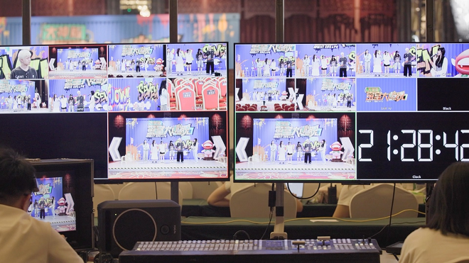 直播现场多画面监视器，可以看出各机位的曝光和色彩表现都非常一致，色彩匹配效果非常好