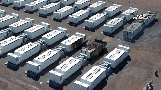 图：9月24日，在Townsite太阳能设施内，数十个未受损的特斯拉Megapack电池组间可见两块受损电池单元