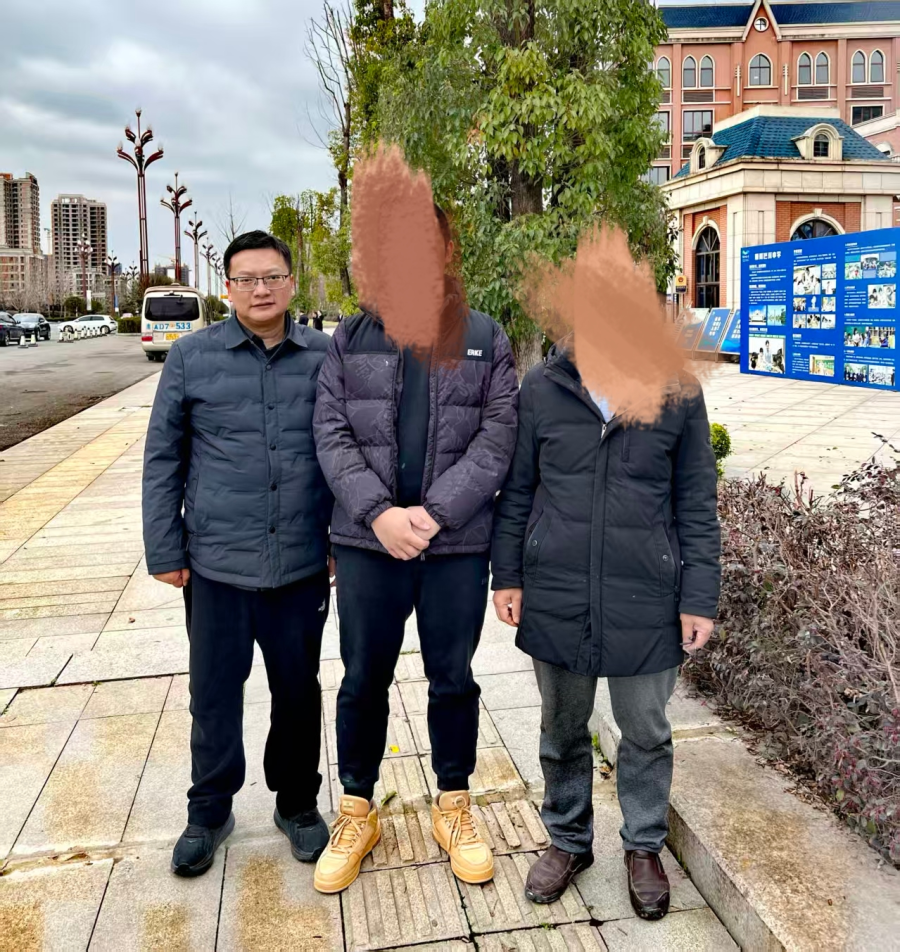 辩护律师周兆成与张某（中）张某父亲（右） 受访者供图