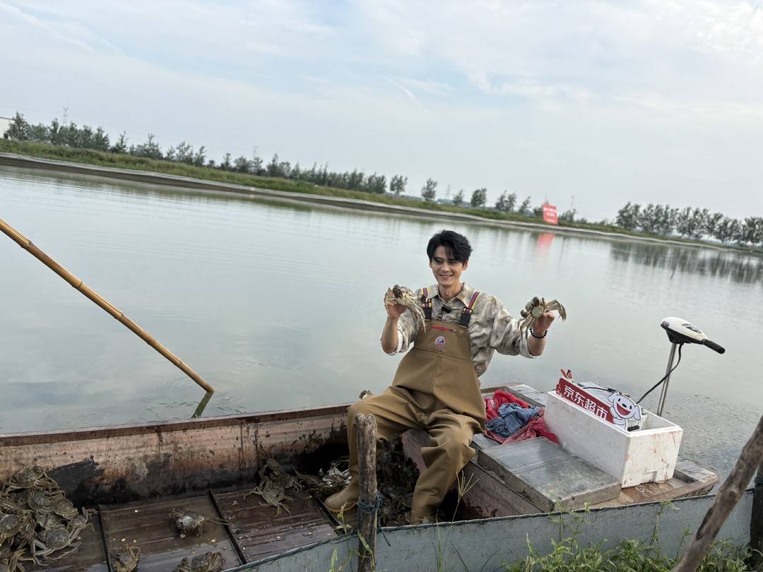 艺人郭品超在宿迁包下蟹塘并参与养殖、捕捞