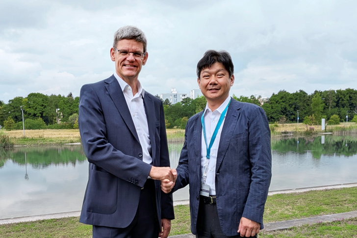 英飞凌科技零碳工业功率事业部总裁　Peter Wawer（左）罗姆董事兼常务执行官 伊野和英（右）