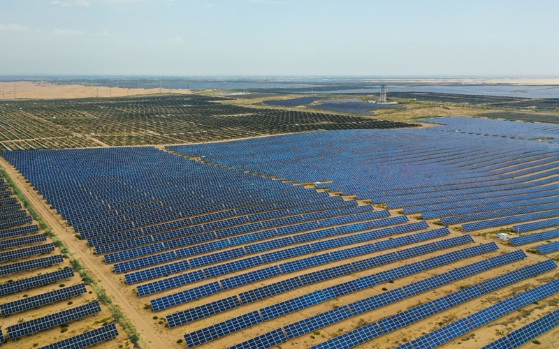 ▲位于库布其沙漠的达拉特旗光伏基地。图/新华社