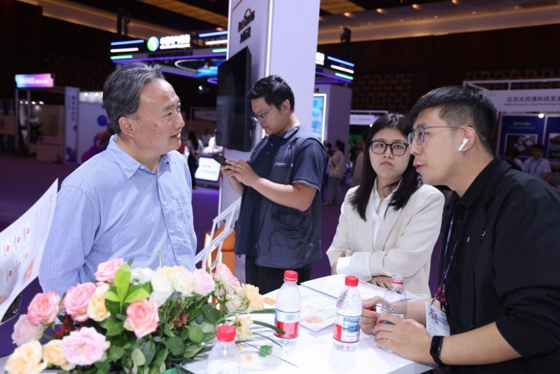 九章云极工作人员与企业代表深度交流