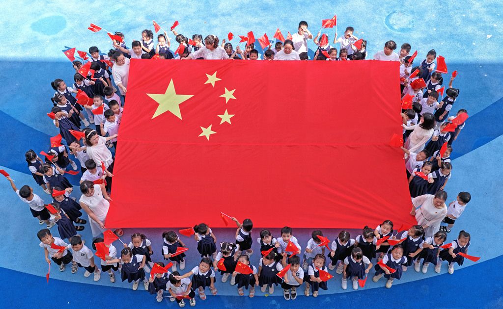 浙江台州:幼儿园开展爱国主义教育活动 "萌娃"国旗下快乐奔跑