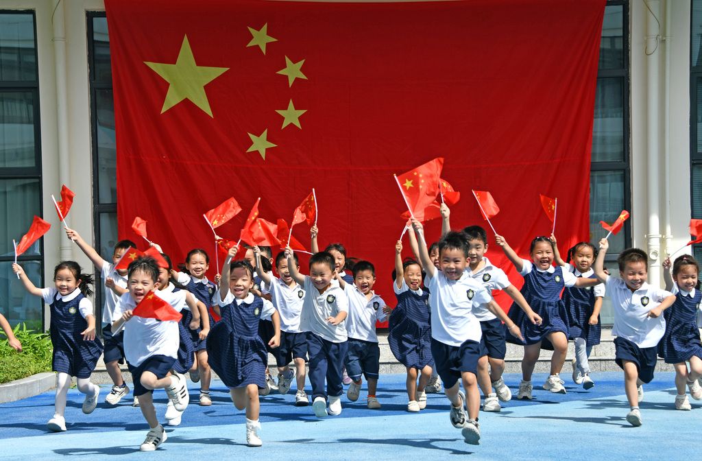 浙江台州:幼儿园开展爱国主义教育活动 "萌娃"国旗下快乐奔跑