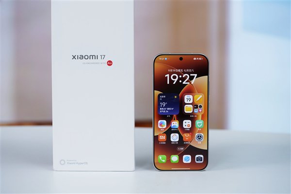  左边iPhone 15 Pro，右边小米17