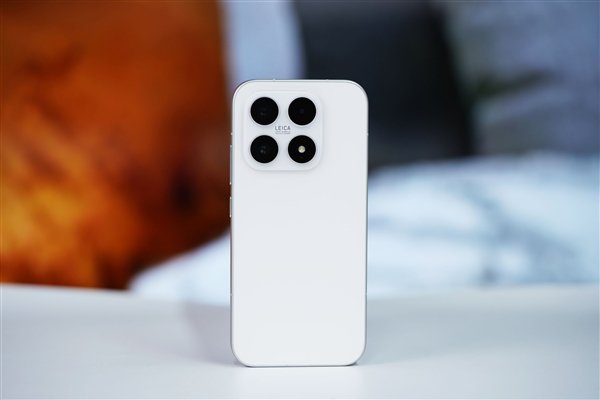  左边iPhone 15 Pro，右边小米17