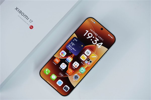  左边iPhone 15 Pro，右边小米17