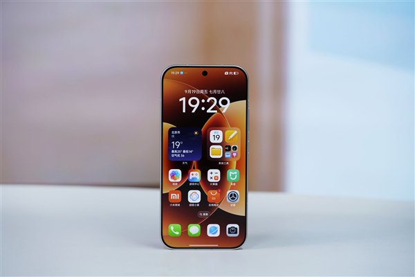  左边iPhone 15 Pro，右边小米17