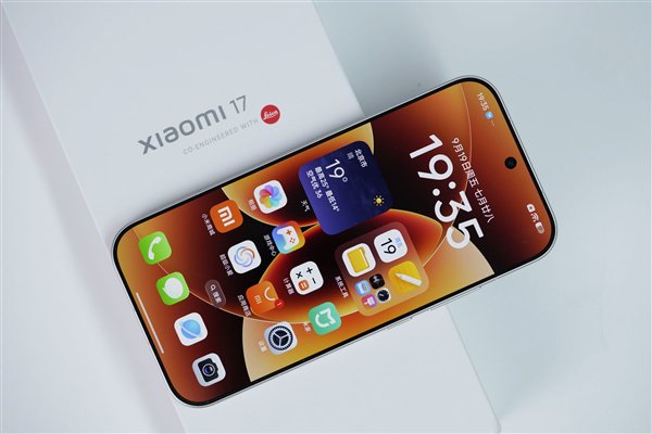  左边iPhone 15 Pro，右边小米17