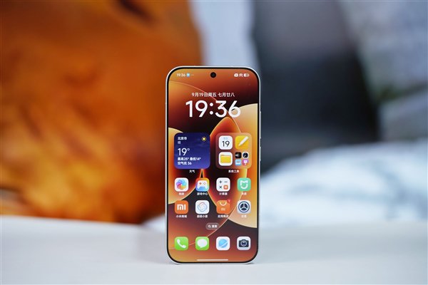  左边iPhone 15 Pro，右边小米17