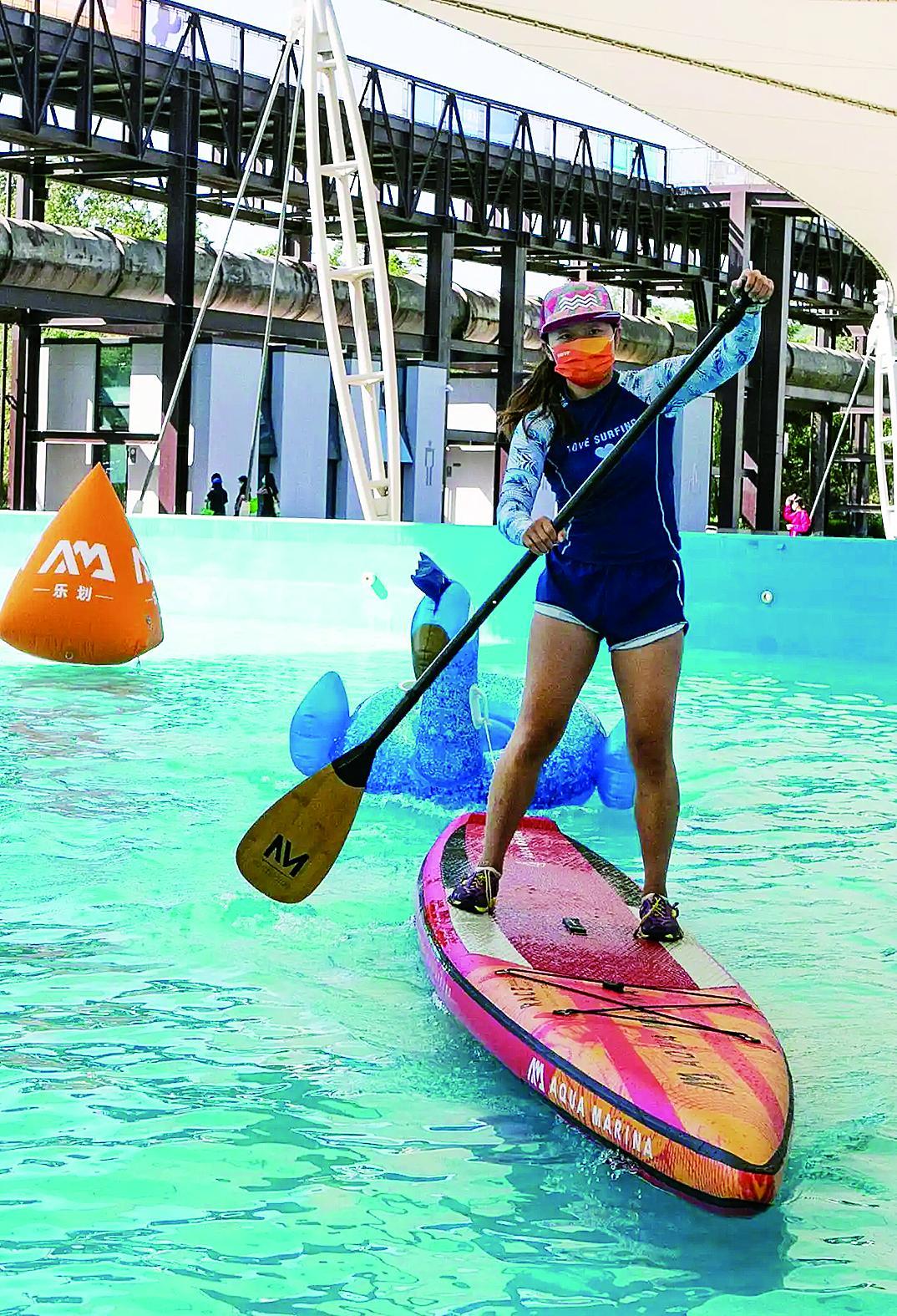 一名教练在展示桨板运动 新华社发