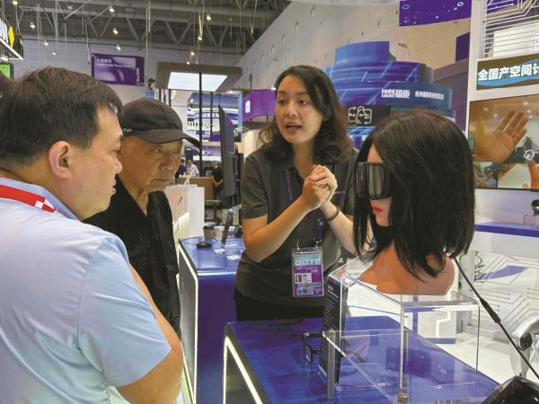 “万有引力”的机器人“灵动脸”。记者 严瑾 摄