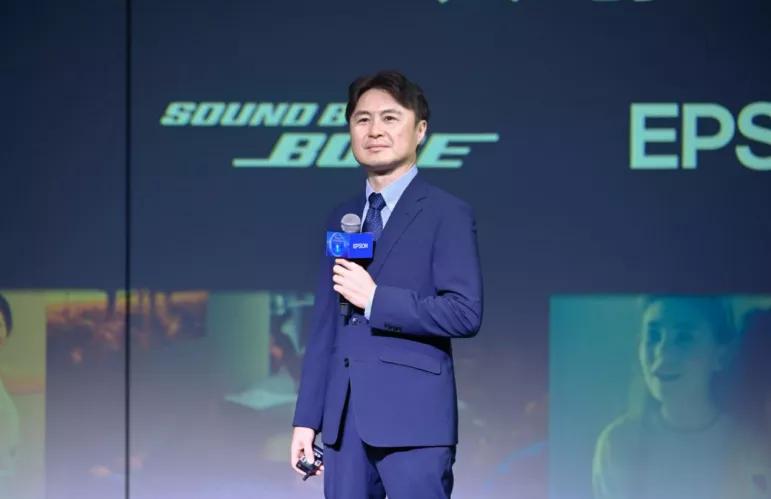 图：精工爱普生公司投影产品整体设计研发经理盐入贤一讲话