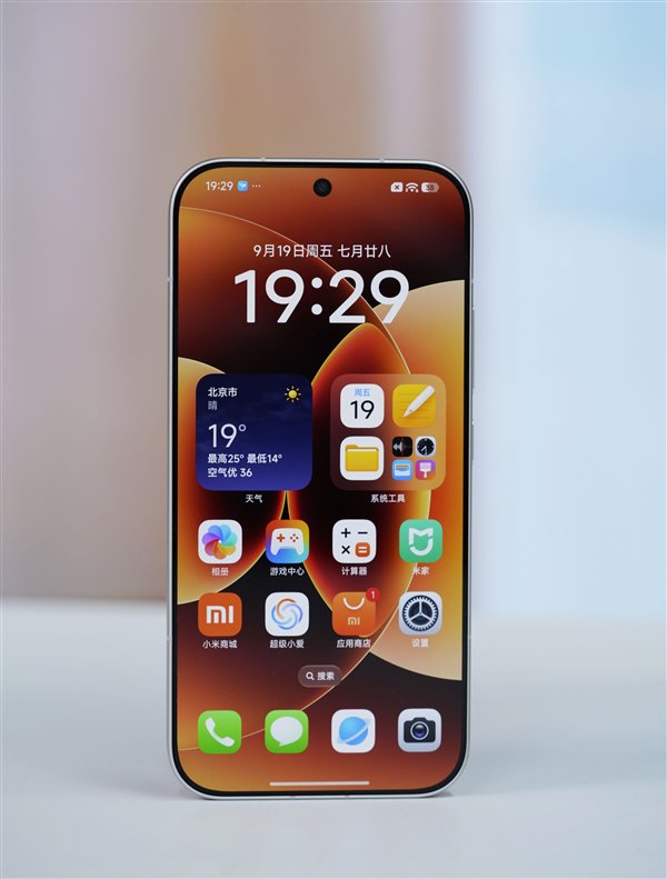  左边iPhone 15 Pro，右边小米17