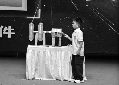 　　武汉市硚口区山鹰小学学生刘予泽展示其手工制作的“空间站模型”。湖北省知识产权局 供图