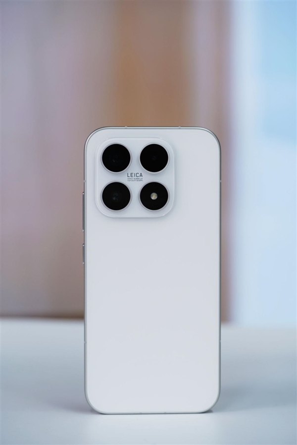  左边iPhone 15 Pro，右边小米17