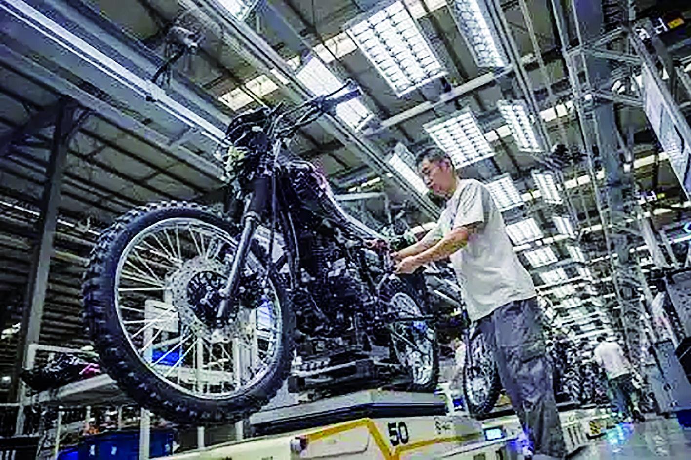 巴南区宗申集团摩托车生产厂房里，工人正在开足马力生产越野摩托车。据新重庆-重庆日报