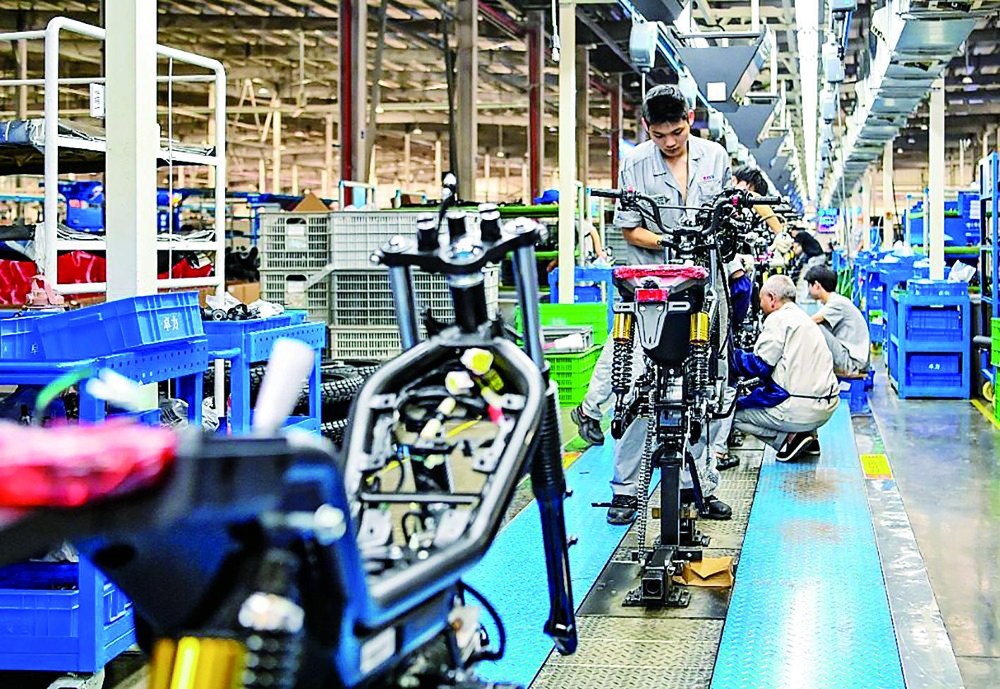 江津区双福工业园，重庆润通智能装备有限公司生产线上一片忙碌，工作人员正加紧赶制出口订单。据新重庆-重庆日报