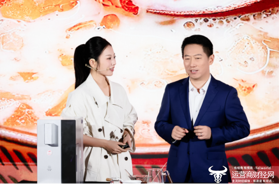 【海尔智家热水器&净水产业副总经理郑伟（右）卡萨帝用户、主持人/自媒体博主@梦章kikaku】