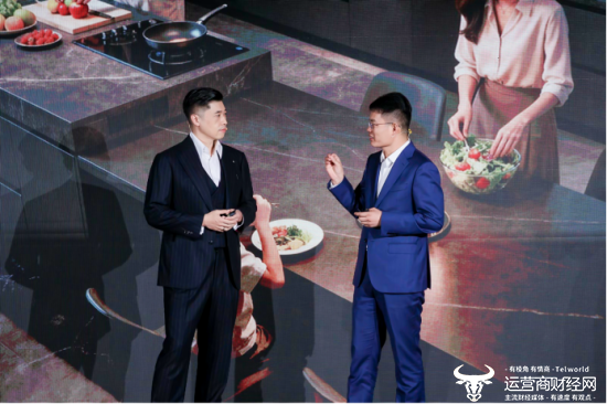 【海尔智家制冷产业中国区总经理王健（右）与卡萨帝用户、澳洲牛肉大使/2024百大UP主张瑞】