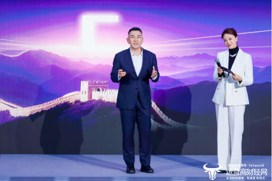 【海尔智家中国区卡萨帝总经理夏涛（左）与卡萨帝用户、著名主持人刘芳菲】