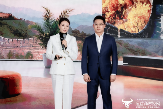 【海尔智家视听产业中国区市场总经理朱集（右）与卡萨帝用户、著名主持人刘芳菲】