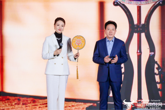 【海尔智家洗涤产业中国区总经理程传岭（右）与卡萨帝用户、著名主持人刘芳菲】