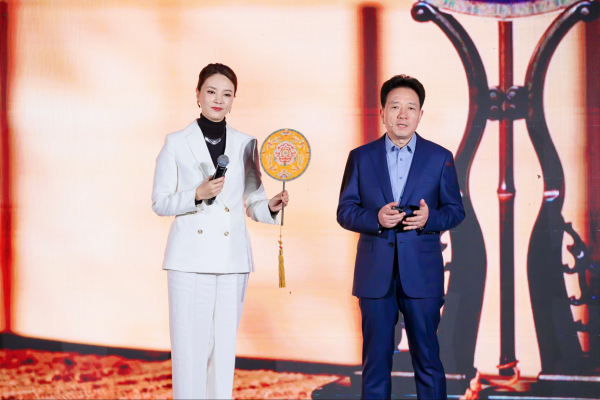 【海尔智家洗涤产业中国区总经理程传岭（右）与卡萨帝用户、著名主持人刘芳菲】