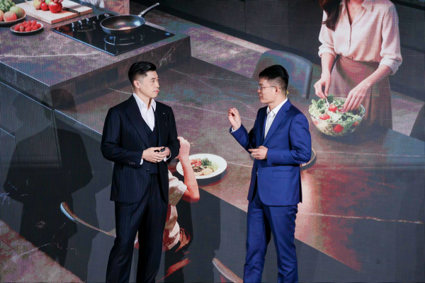 【海尔智家制冷产业中国区总经理王健（右）与卡萨帝用户、澳洲牛肉大使/2024百大UP主张瑞】