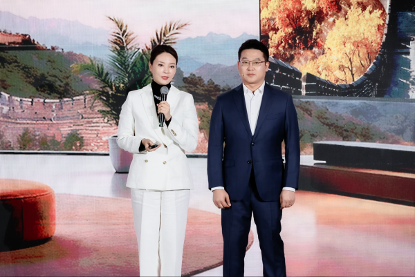 【海尔智家视听产业中国区市场总经理朱集（右）与卡萨帝用户、著名主持人刘芳菲】