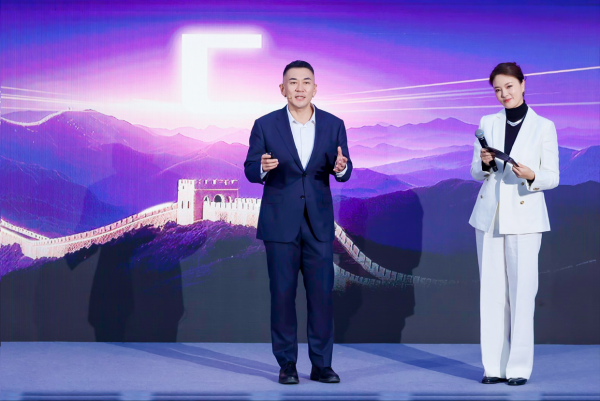 【海尔智家中国区卡萨帝总经理夏涛（左）与卡萨帝用户、著名主持人刘芳菲】 