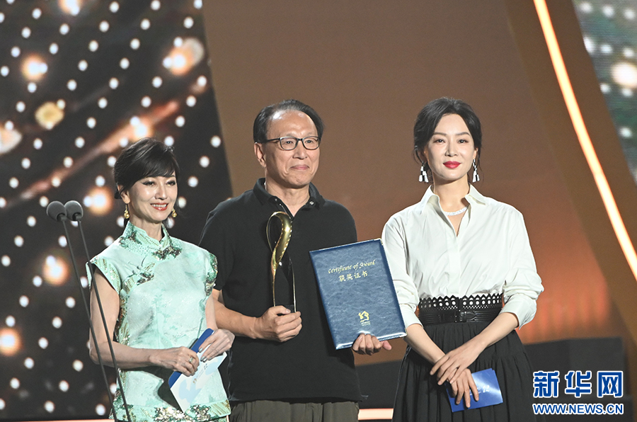   9月26日，获得金丝路奖·最佳男演员的李振平（中国电影《翠湖》）（中）和颁奖嘉宾合影。新华社记者 林善传 摄