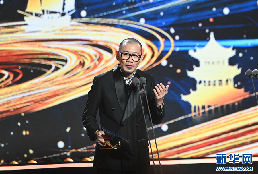   9月26日，获得金丝路奖·最佳编剧的张吉安（马来西亚电影《摇篮凡世》）在现场发言。新华社记者 林善传 摄