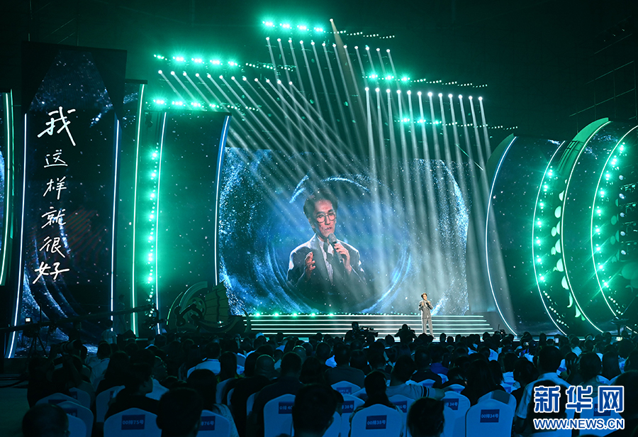   9月26日，林志炫（中国台湾）在第十二届丝绸之路国际电影节颁奖典礼上演唱歌曲《这样很好》。新华社记者 林善传 摄