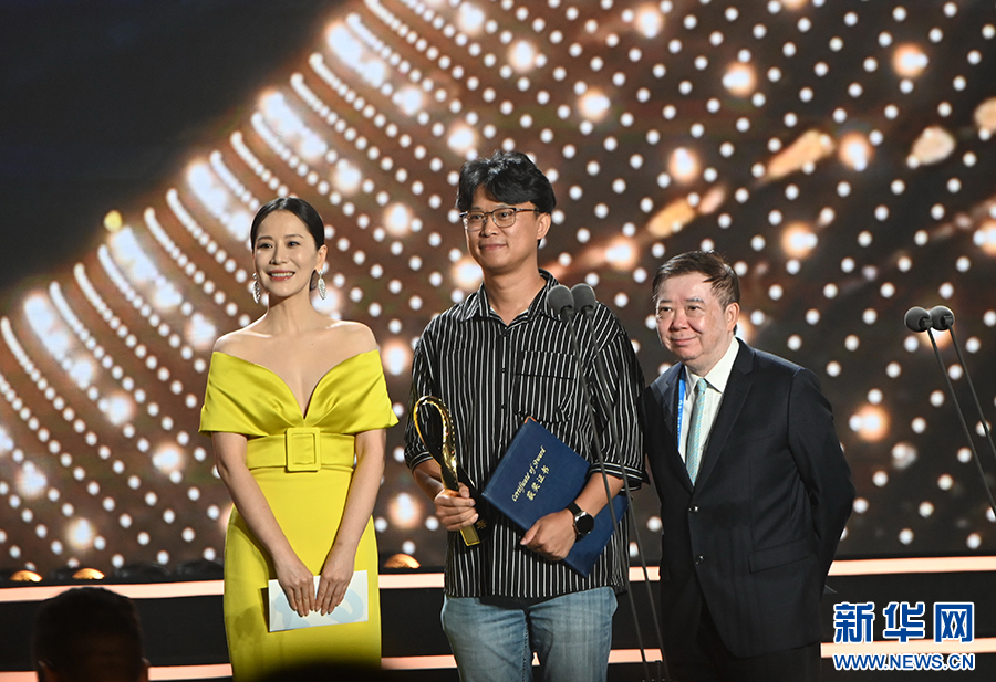   9月26日，颁奖嘉宾与获得金丝路奖·评委会大奖的《异羽之鸟》（印度）的授奖代表（中）合影。新华社记者 林善传 摄
