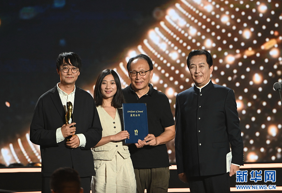   9月26日，颁奖嘉宾唐国强（右一）与获得金丝路奖·最佳影片的《翠湖》（中国）的主创人员合影。新华社记者 林善传 摄