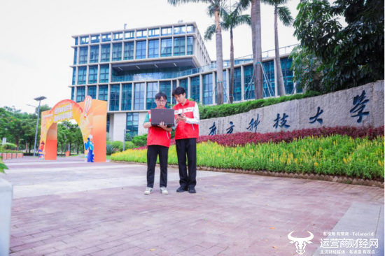 图为：网络优化工程师在南方科技大学进行测试优化