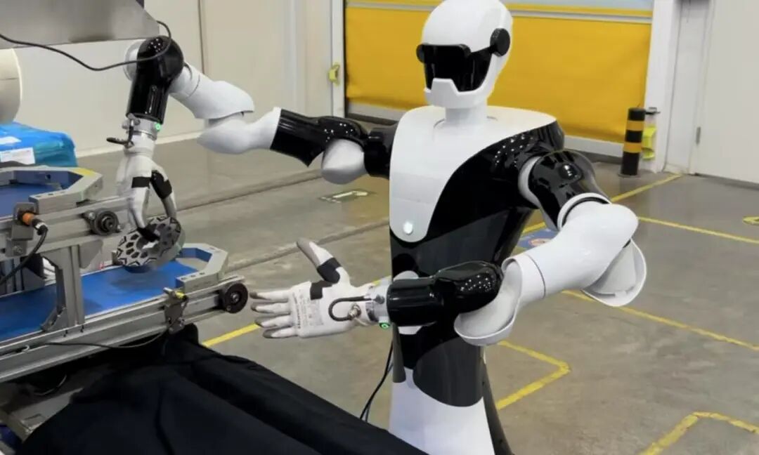 兰森第二代东谈主形机器东谈主在产线践诺任务